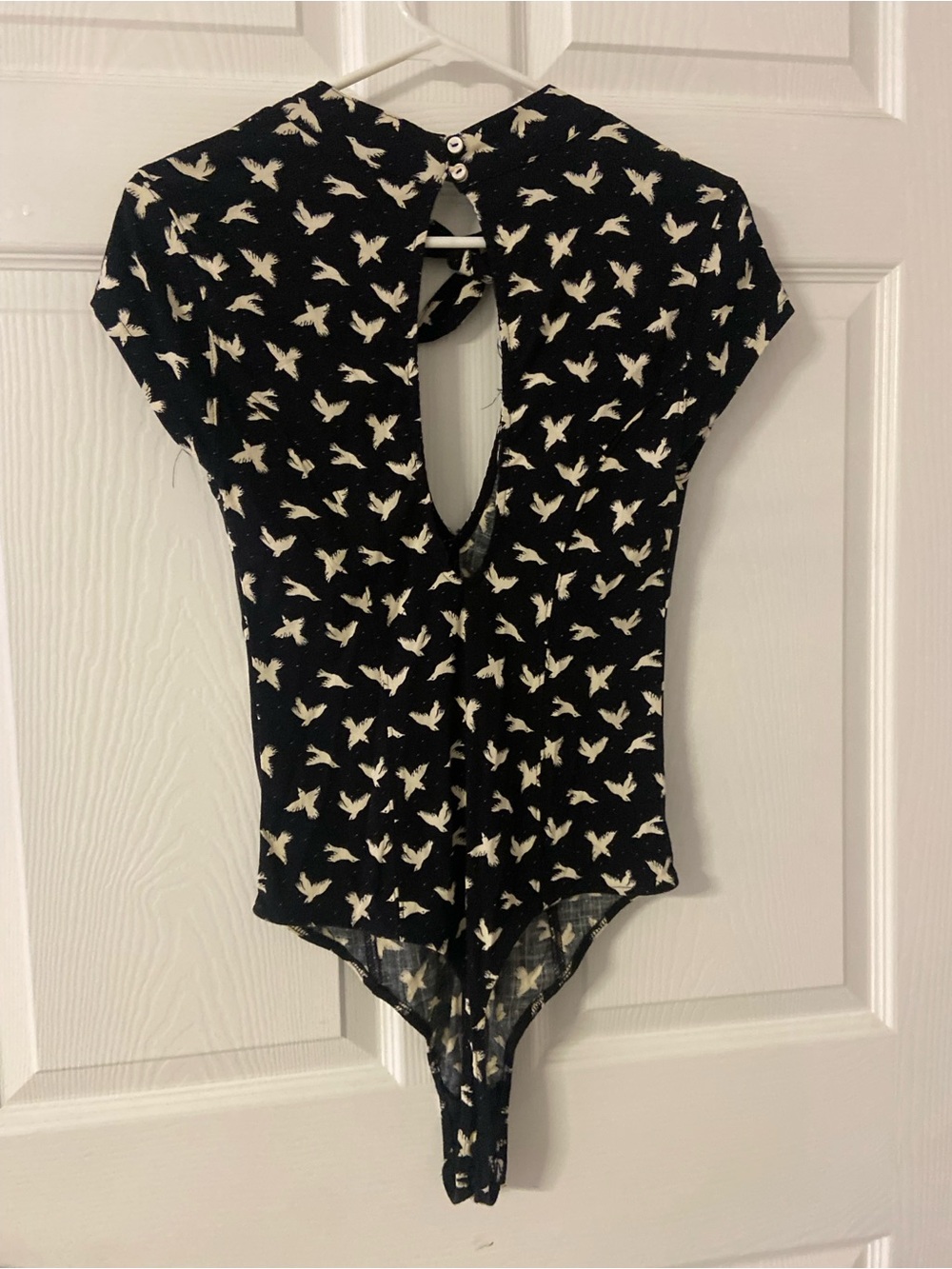 T40- FREE PEOPLE Black-Cream BIRD CUTOUT TIE-NECK Bodysuit